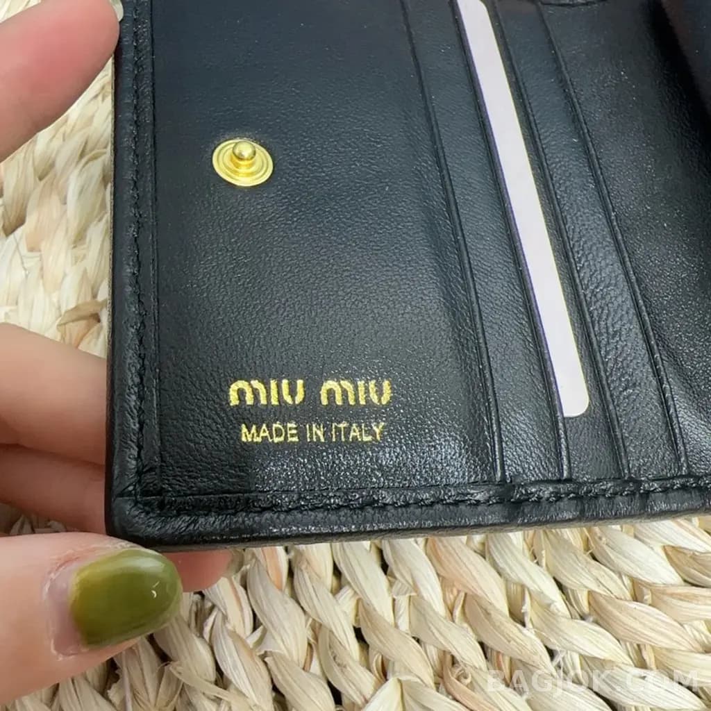 샤넬 미우미우 마테라쎄 나파 가죽 반지갑 상세 이미지