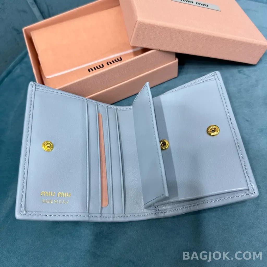 샤넬 미우미우 마테라쎄 나파 가죽 반지갑 상세 이미지