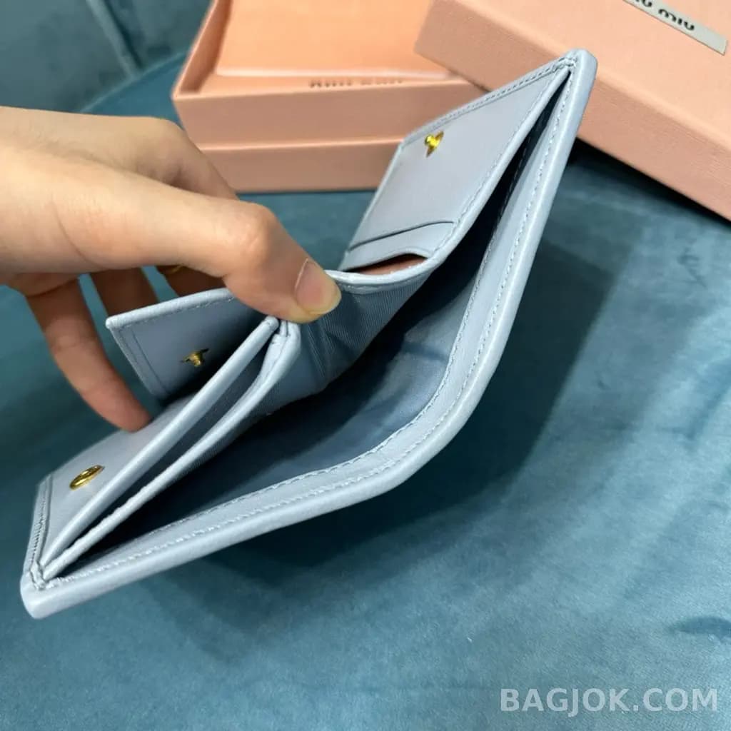 샤넬 미우미우 마테라쎄 나파 가죽 반지갑 상세 이미지
