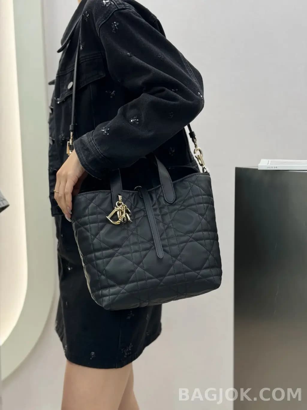 디올 디올 버티컬 뚜주흐백 미디움 상세 이미지